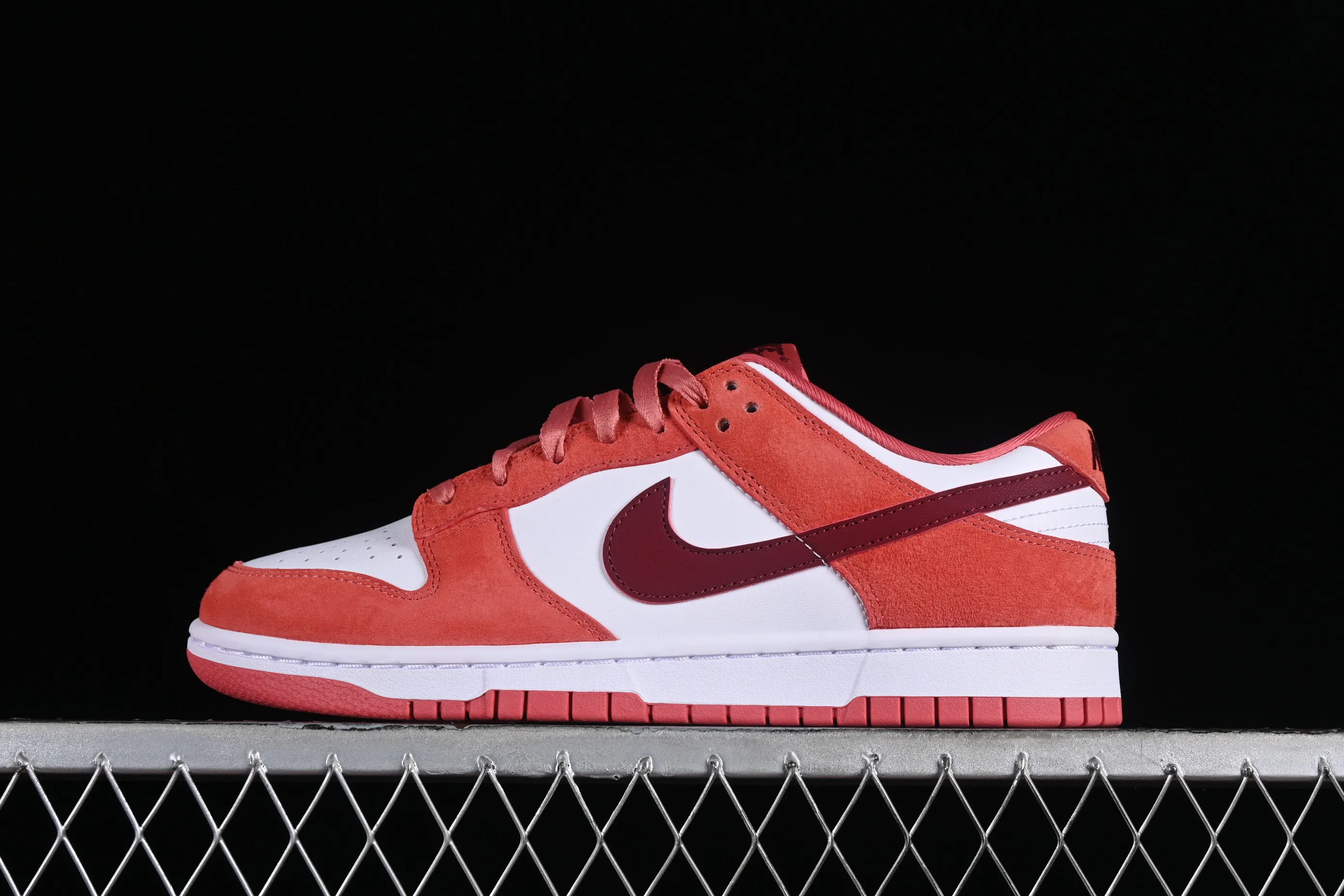 All Categories Nk SB Dunk Series Nk SB Dunk Low Low-top Sneakers Foreign Trade Version Nk SB Dunk Low Retro "Valentine's Day 2024" White Rose Red Valentine's Day SB Low-top Casual Sports Skateboard Shoes FQ7056-100